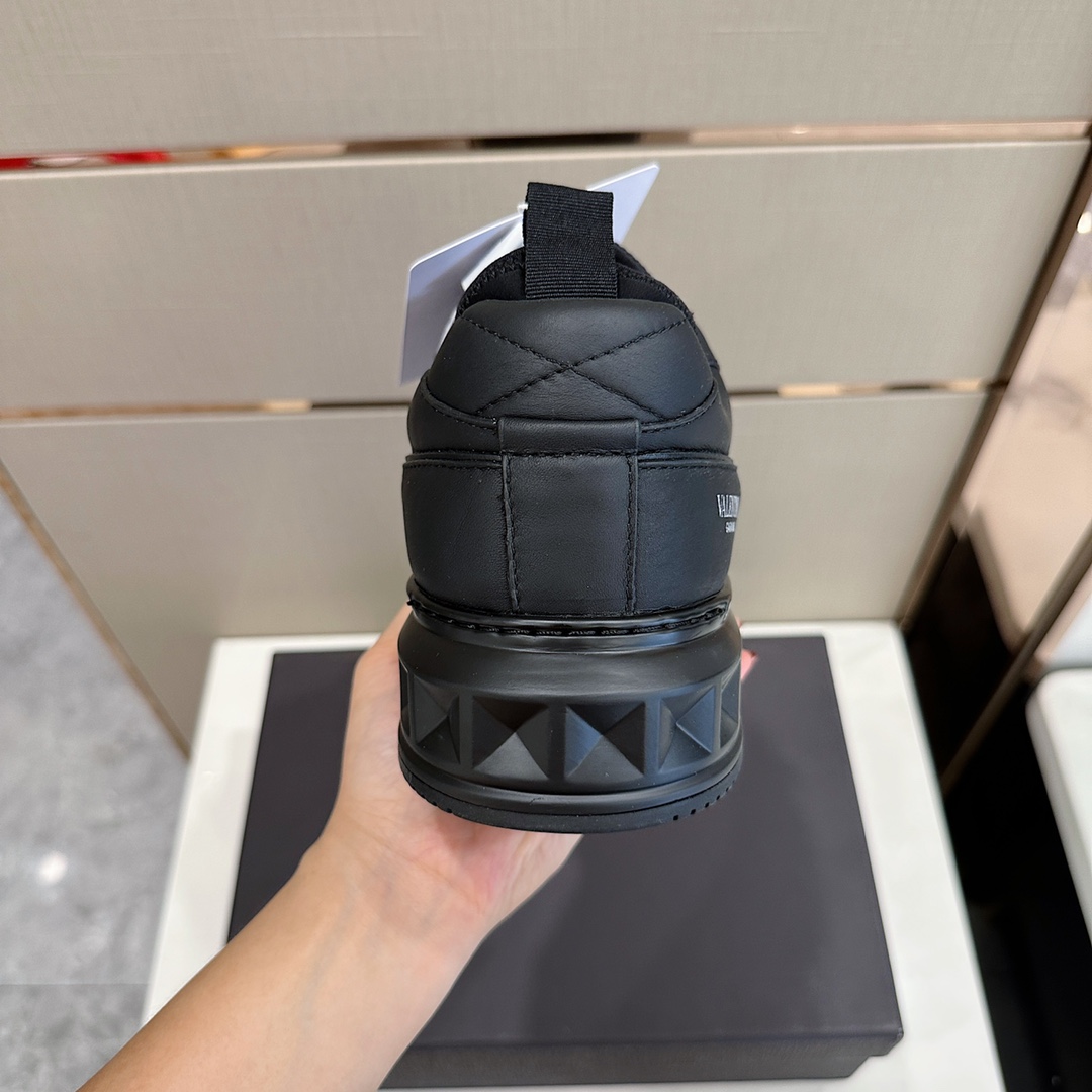 Bagsaaa Va1e*ntin0 On Stud Black Sneaker