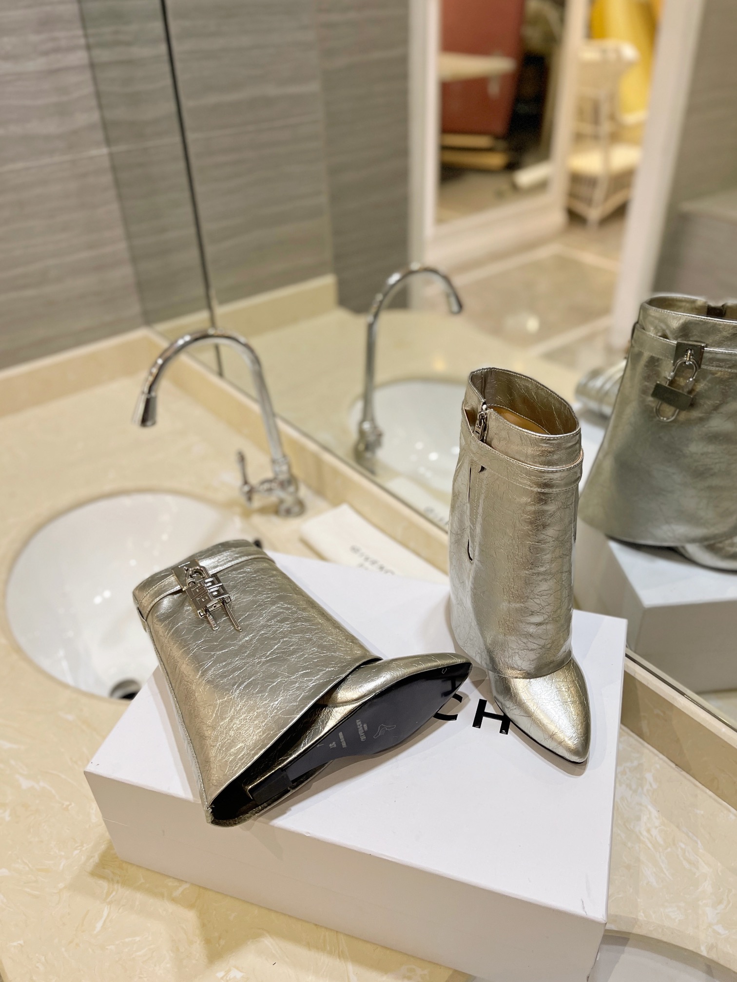 Bagsaaa Givenchy Shark Lock Ankle Boots in laminated leather silver