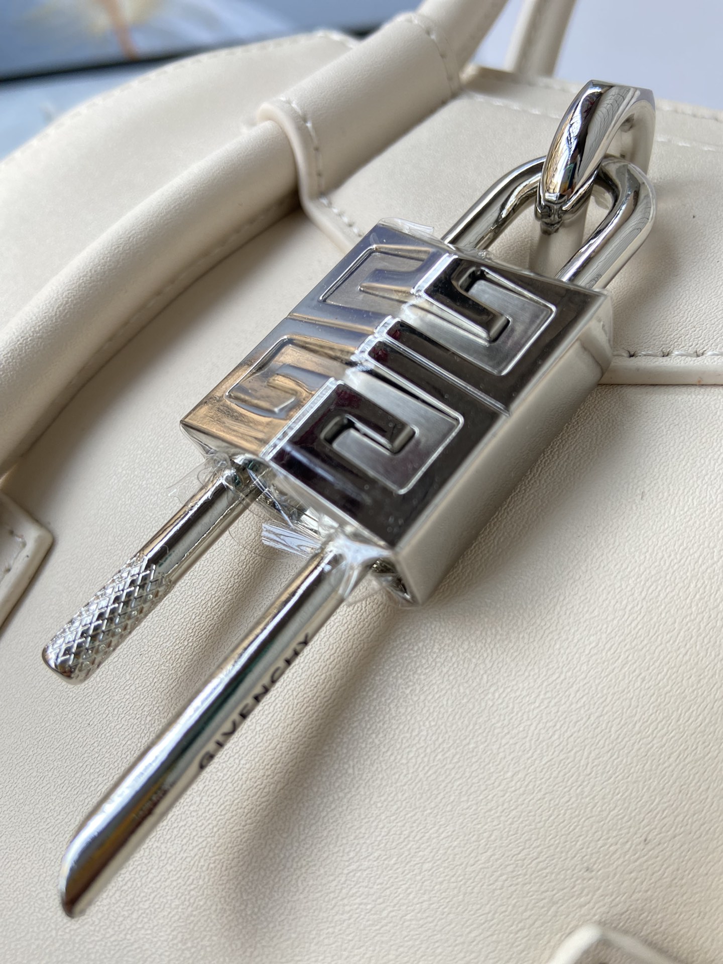 Bagsaaa Givenchy Antigona Lock Tote Bag Cream - 23*27*13cm